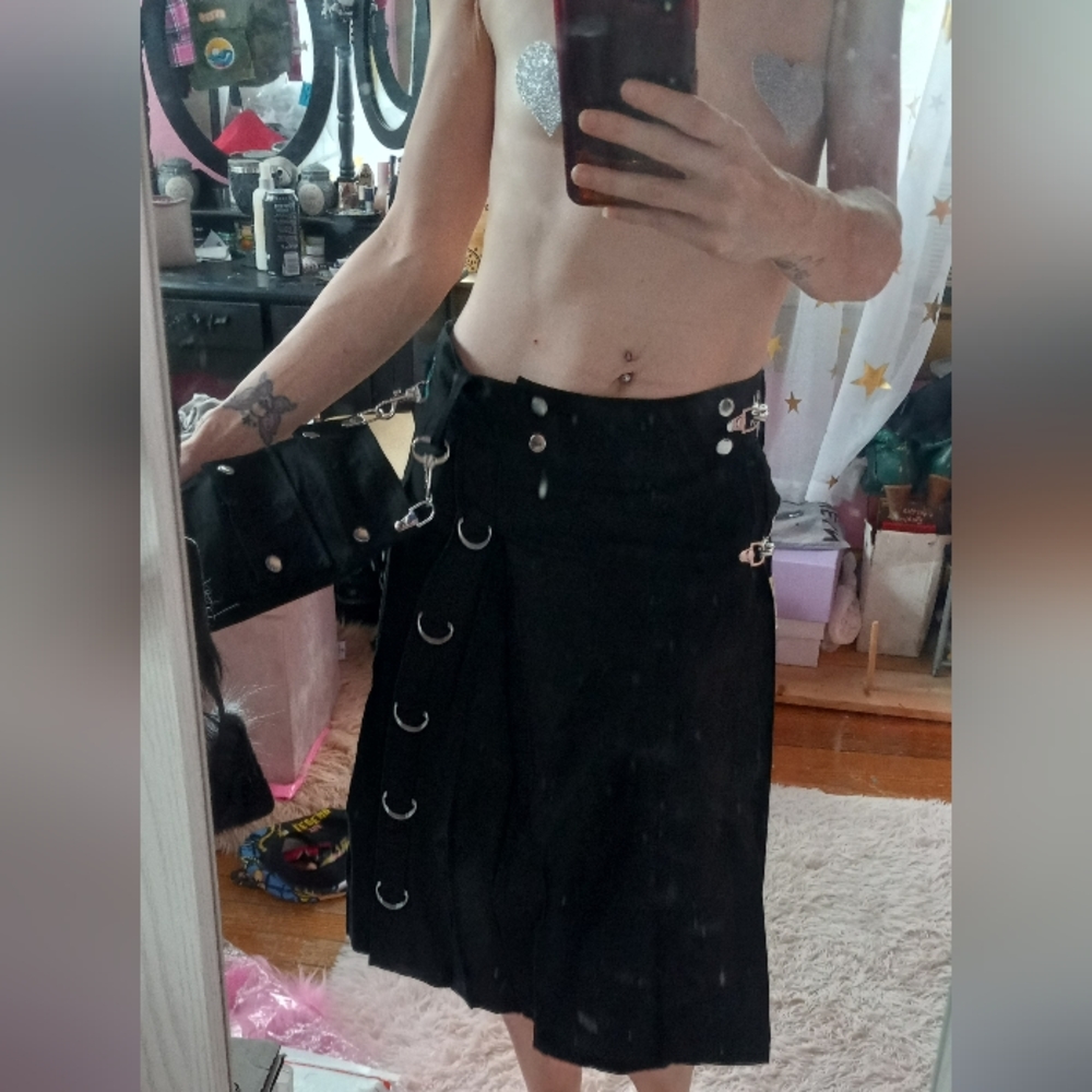 SOLD! Unisex Gothic kilt! Wrap style w Snaps and metal clasps w 2 saddle bags! - Picture 14 of 15